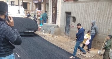 رصف شوارع ورفع 90 طن مخلفات نواتج تطهير المصارف المائية بقرى المحلة.. صور