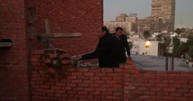رئيس حى الدقى يقود حملة لإزالة أعمال بناء مخالف.. فيديو