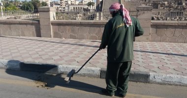 حملة نظافة مكبرة لرفع القمامة بشوارع حي وسط مدينة الأقصر.. صور