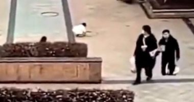 شقاوة عيال.. طفل يفجر 5 بالوعات بعد إلقاء الألعاب النارية عليها.. فيديو