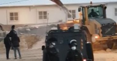 إسرائيل تهدم مسجدا قيد الإنشاء جنوب الخليل.. فيديو وصور
