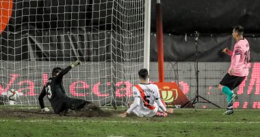 برشلونة ينجو من مفاجآت فاليكانو ويتأهل لربع نهائي كأس إسبانيا .. فيديو
