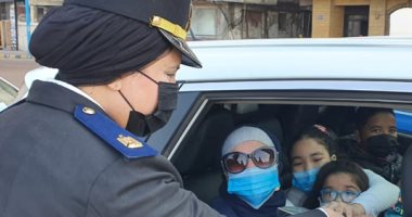 الداخلية تواصل توزيع الهدايا على المواطنين احتفالا بعيد الشرطة.. صور
