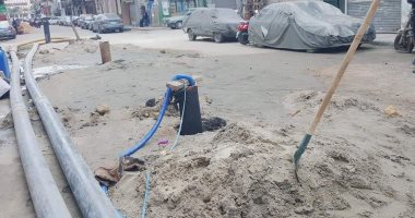 إصلاح هبوط أرضى فى إحدى شوارع حى العرب ببورسعيد.. صور