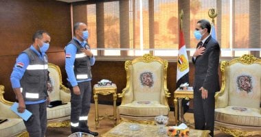 محافظ الغربية يكرم مسعفا وسائقا لإعادتهما 392 ألف جنيه لمصاب فى حادث