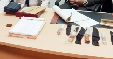 ضبط راكب بمطار القاهرة حاول تهريب 3 خناجر داخل حقائبه