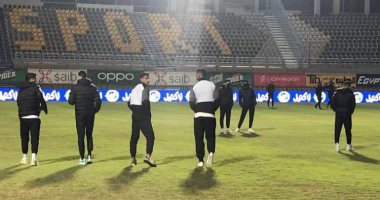 لاعبو الزمالك يعاينون أرضية بتروسبورت قبل انطلاق مباراة المقاصة..صور