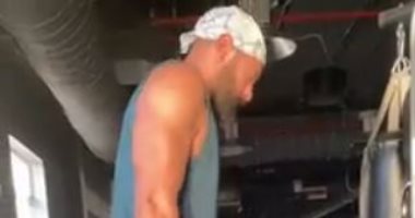 عمرو يوسف يستعرض لياقته البدنية فى الجيم بـ"لوك جديد".. فيديو