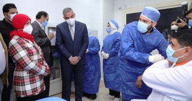 محافظ سوهاج يشهد تطعيم أول عنصر من الأطقم الطبية بلقاح كورونا.. فيديو