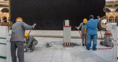 استبدال 150 متر مربع من رخام صحن الطواف بالمسجد الحرام.. صور