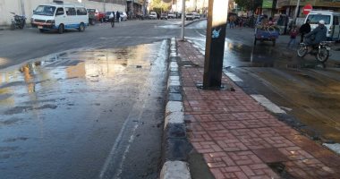 حملات نظافة مكبرة ورفع القمامة وغسيل الأرصفة بشوارع حي وسط ومطار الأقصر.. صور
