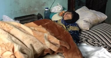 مسيحى يخدم عجوز مسلمة منذ 10 سنوات: زى أمى ونفسى تتعالج.. فيديو