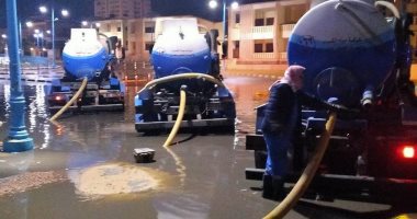 "تعظيم سلام" للعاملين فى الصقيع وتحت المطر فى إزالة تجمعات المياه بمطروح.. صور