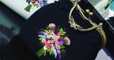 غزل البنات.. إيمان تحول الشنط إلى قطع فنية بلمساتها بالإبرة والخيط