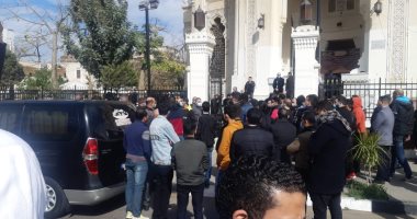 أحمد السقا ومها الصغير يستقبلان المعزين في والدها.. اليوم 