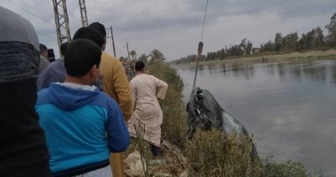 سقوط سيارة ملاكى فى مياه الرياح التوفيقى وإصابة قائدها بالقليوبية .. صور 