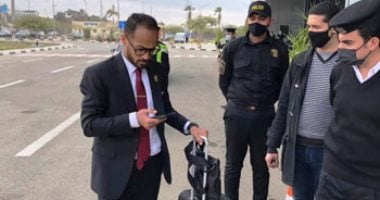 صور.. وليد سليمان أول لاعب بالأهلى يصل مطار القاهرة الدولى استعدادا للسفر لقطر
