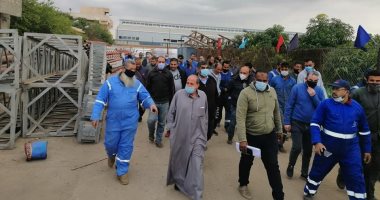 رئيس كهرباء القناة يتفقد ورش تصنيع الموزعات والمنتجات الخشبية بالجلابية.. صور
