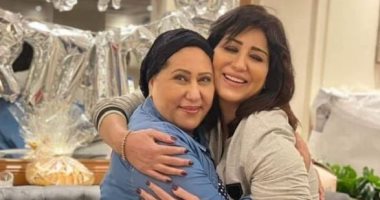 وفاء وأيتن عامر تحتفلان بعيد ميلاد والدتهما فى جو عائلى.. صور