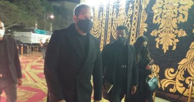 يسرا ولبلبة ومى عمر ومحمد سامى فى عزاء محمد الصغير والد زوجة أحمد السقا
