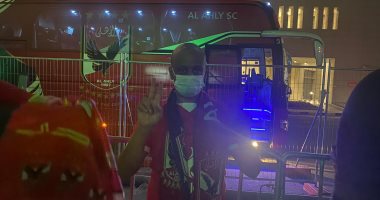 "أبطال أفريقيا أهم".. هتافات جماهير الأهلي فى فندق الفريق بالدوحة.. فيديو