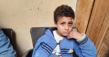 استبعاد عامل المدرسة المتهم بإلقاء الطفل ومدير تعليم أخميم يزوره بمنزله.. صور