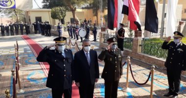 وضع أكاليل الزهور على النصب التذكارى بالمحافظات بمناسبة عيد الشرطة