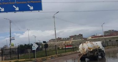 رفع مياه الأمطار من أحياء البرلس بكفر الشيخ.. صور