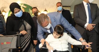 محافـظ المنوفية يسلم كراسى كهربائية ومساعدات مالية عاجلة للحالات الإنسانية