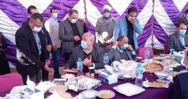 أهالى قرية البغدادى يعزمون وزير التنمية المحلية على "فطير مشلتت".. صور