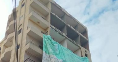 حى أول طنطا يواصل أعمال إزالة برج سكنى مائل.. صور
