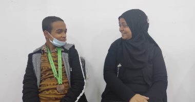 صور.. الأم مدرسة إذا أعددتها أعددت شعباً طيب الأعراق.. ابنة الأقصر عايدة عبد النبى أم البطل سيف تحكى قصتها مع طفلها من ذوى الاحتياجات الخاصة.. وتؤكد: أخذت بيده وتحدى الإعاقة حتى وصل لبطولة الجمهورية بالكاراتيه