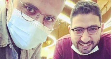 فاضى شوية.. حمزة نمرة بيشرب قهوة فى حتة بعيدة مع الشاعر محمود فاروق × صورة