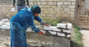 "ست مكافحة".. فاطمة عدت الـ60 وركنت ليسانس الحقوق واشتغلت فى البناء.. لايف