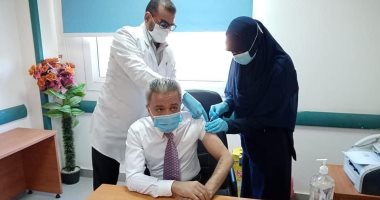 وكيل وزارة الصحة بقنا يتلقى لقاح كورونا داخل مستشفى قفط التعليمى