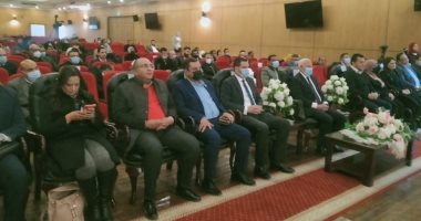محافظ بورسعيد يلتقى وفدًا من نواب تنسيقية الأحزاب.. صور