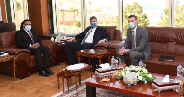 "لؤلؤة على ساحل البحر المتوسط" ..قنصل روسيا يؤكد استمتاعه بجمال شواطئ مطروح