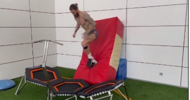 سيرجيو راموس يواصل تدريباته المنزلية بعد استبعاده من قائمة ريال مدريد..فيديو