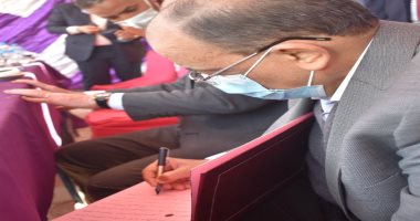 شاهد إهداء وكلمات وزير التنمية المحلية ومحافظ الأقصر لأهالى قرية البغدادى