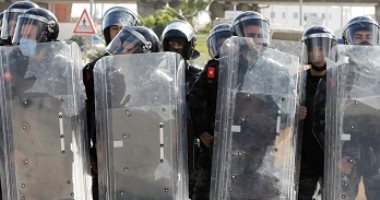مئات التونسيين يخرجون في مسيرات للاحتجاج على تعامل الشرطة مع المتظاهرين