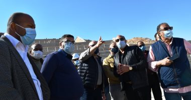 وزير الإسكان يتفقد عدد من المشروعات بمدينة أسوان الجديدة.. صور