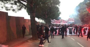 الجماهير الغاضبة تشعل النيران فى مقر مارسيليا وتأجيل مواجهة رين.. فيديو