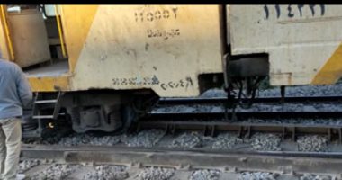 خروج عربة من قطار الركاب أسيوط سوهاج عن القضبان قبل دخوله محطة صدفا..فيديو