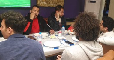 وليمة سمك لنجوم منتخب اليد بعد وداع المونديال.. صور وفيديو