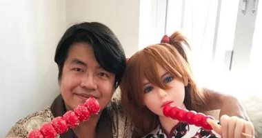 تسي وموتشي.. رجل يعلن خطبته من دمية بعد انتظار 10 سنوات.. ألبوم صور