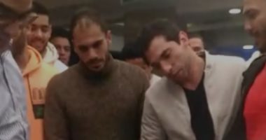 وصلة هزار بين الأحمر ونجوم منتخب اليد على شرف "تورتة" المونديال.. فيديو