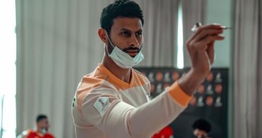 محمد الشناوي يستعرض مهاراته في رمي السهام قبل معركة الدحيل القطري.. صور