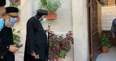 مطران بورسعيد يعود لمقر إقامته بالمطرانية بعد تعافيه من كورونا واستقباله بالورود
