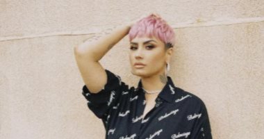 ديمى لوفاتو تضع بصمة جديدة فى عالم الموضة بتوقيع Balenciaga وشعرها الوردى