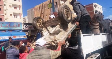 حملات لإزالة الإشغالات والباعة الجائلين بشوارع مطروح.. صور